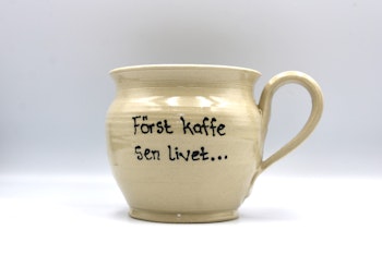 Först kaffe, sen livet-mugg