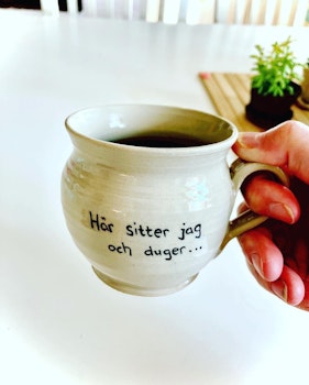 Här sitter jag och duger-mugg