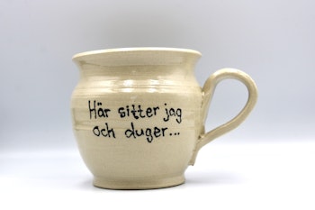 Här sitter jag och duger-mugg