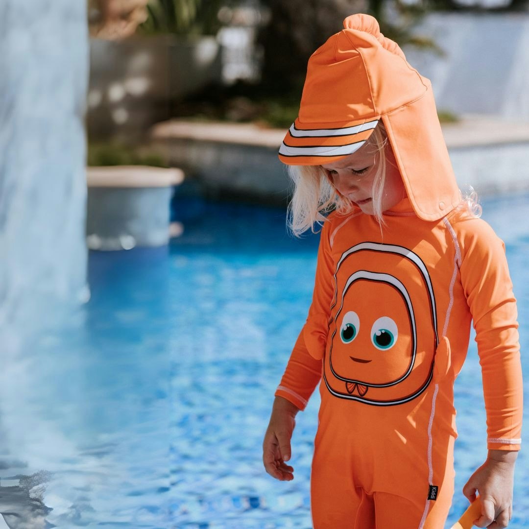 UV-dräkt till barn från My Carry Potty - Clownfisk - långärmad uvdräkt med skyddande hatt