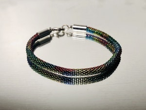 Oljeskimrande armband
