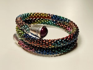 Oljeskimrande fjäderarmband