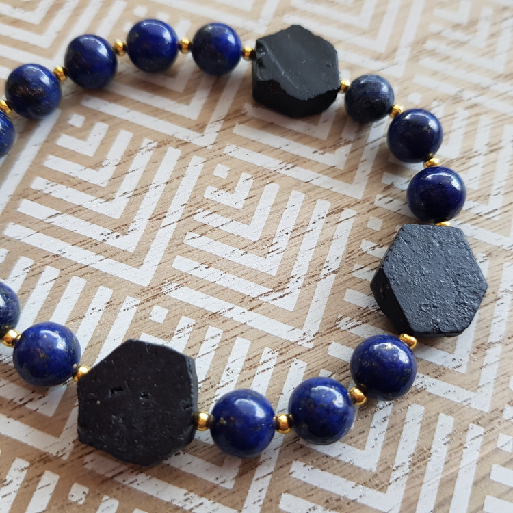 Armband med turmalin och lapis lazuli