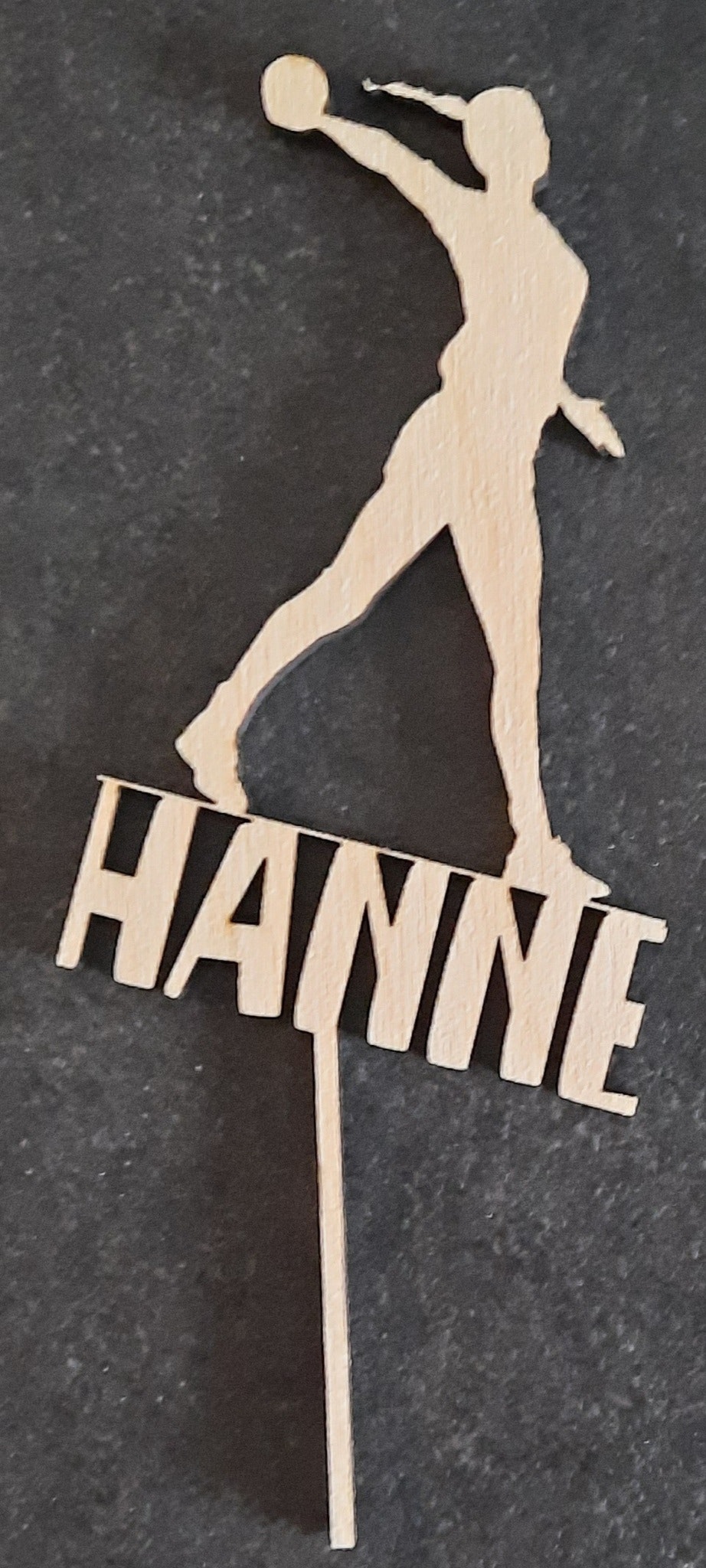Kaketopp med figur og navn