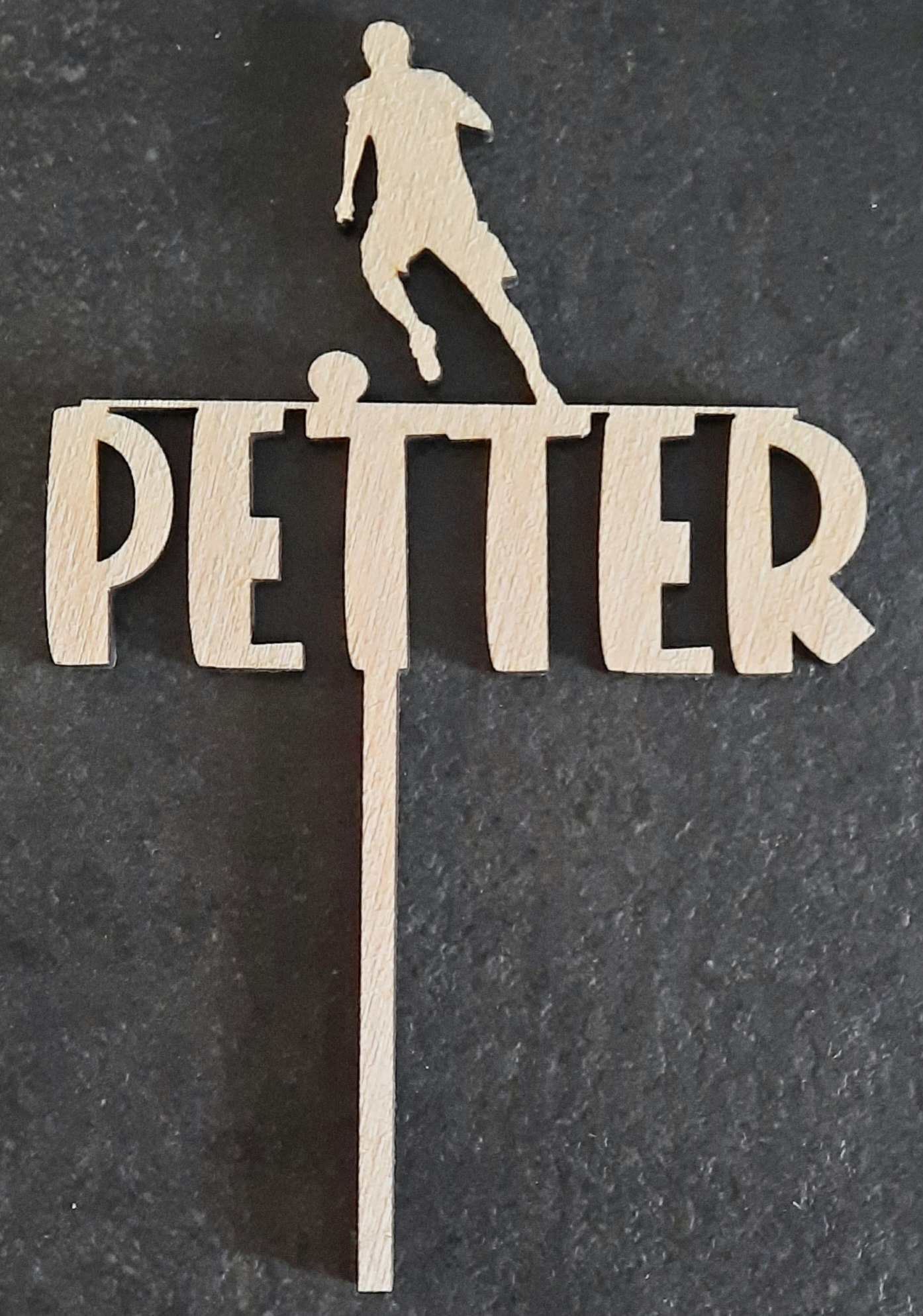 Kaketopp med figur og navn