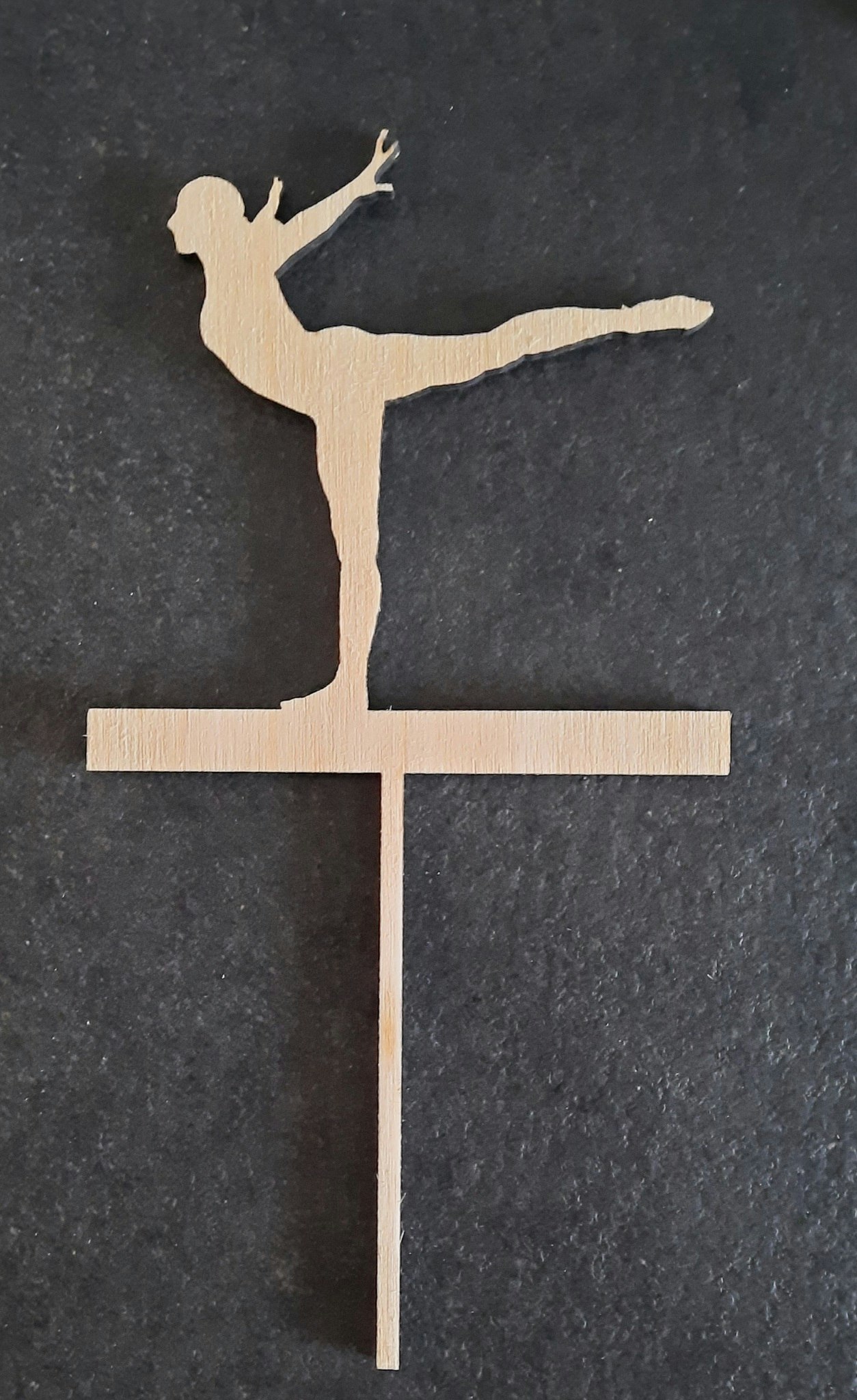 Kaketopp med figur og navn