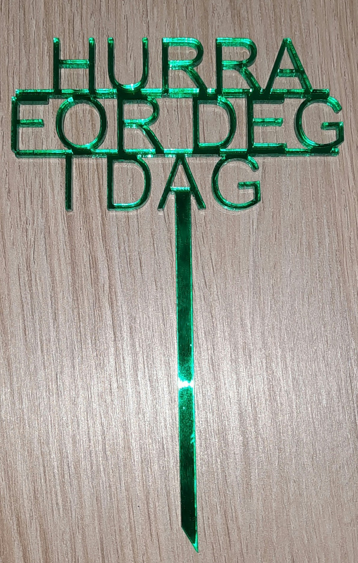 Kaketopper i akryl, uten navn.