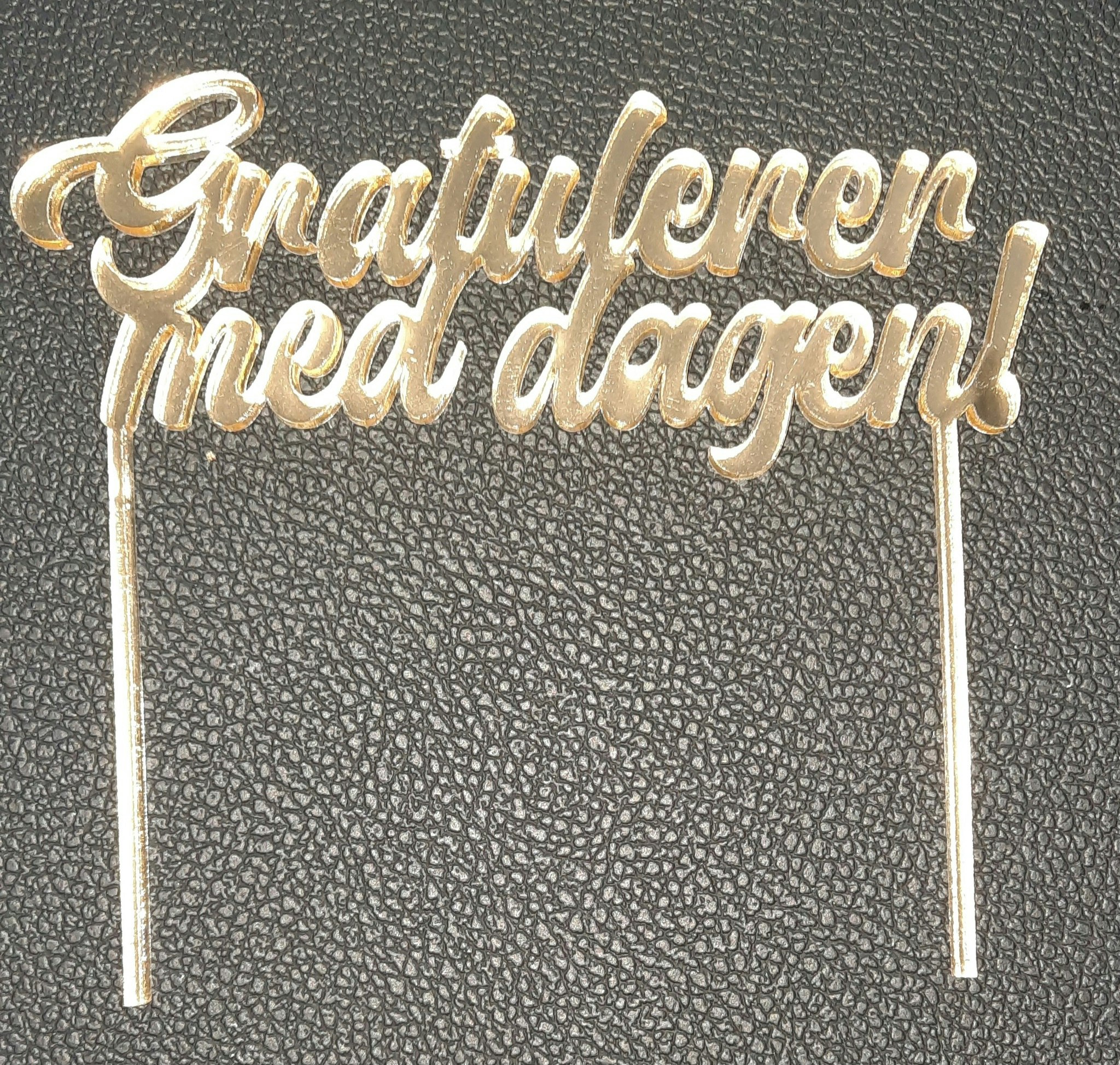 Kaketopper i akryl, uten navn.