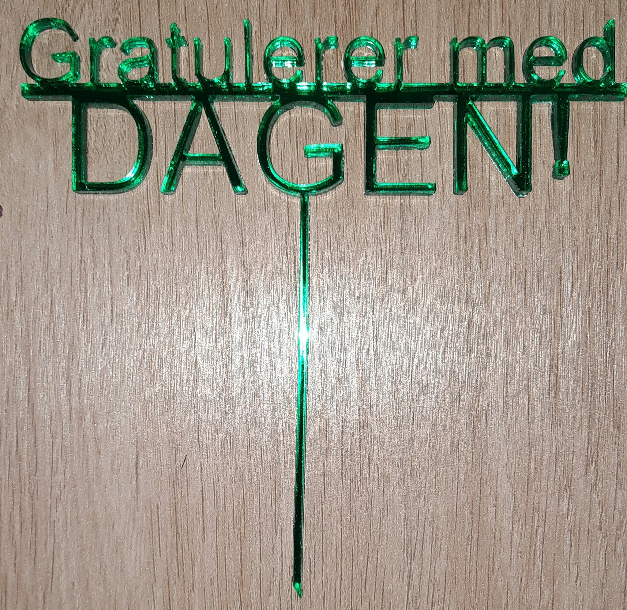 Kaketopper i akryl, uten navn.