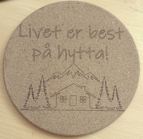 Livet er best på hytta, gravert gryteunderlag