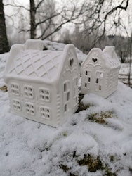Vita pepparkakshus - Majas lyktor - Barncancerfonden