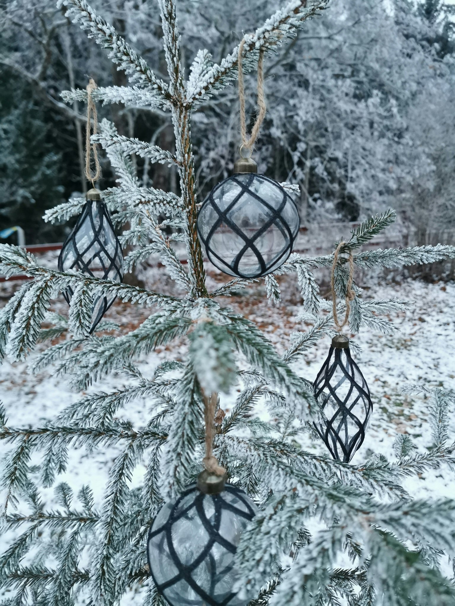 Glaskula 4 pack klarglas med svarta glittiga rutor. .