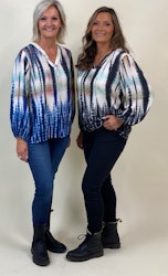 Vacker blus i viscose.