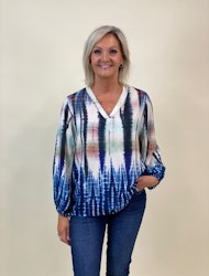 Vacker blus i viscose.