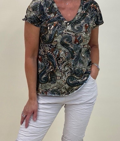T-shirt med grönt el brunt paisley tryck