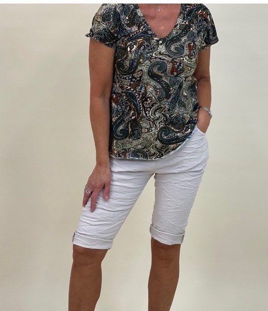 T-shirt med grönt el brunt paisley tryck