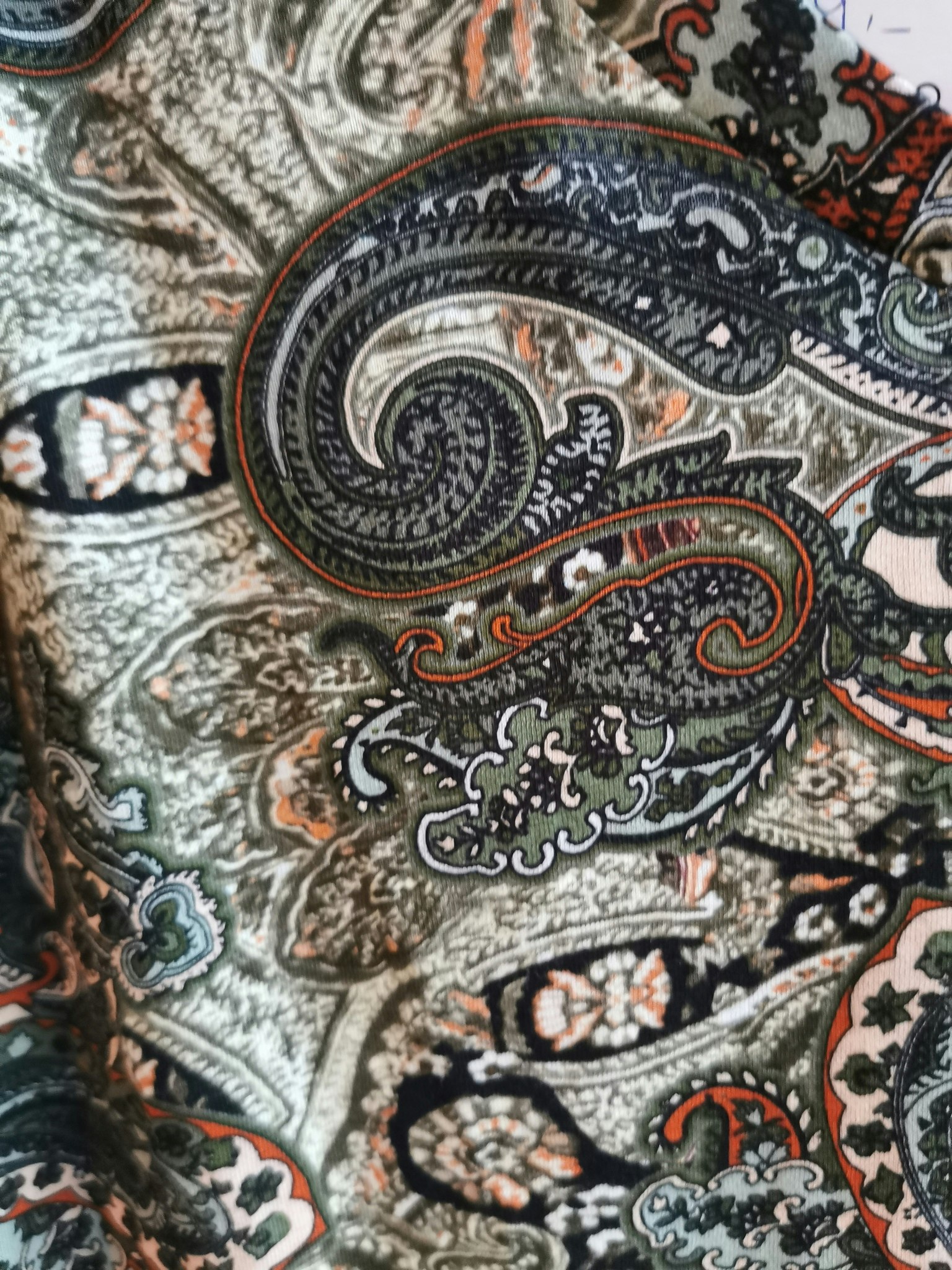 T-shirt med grönt el brunt paisley tryck