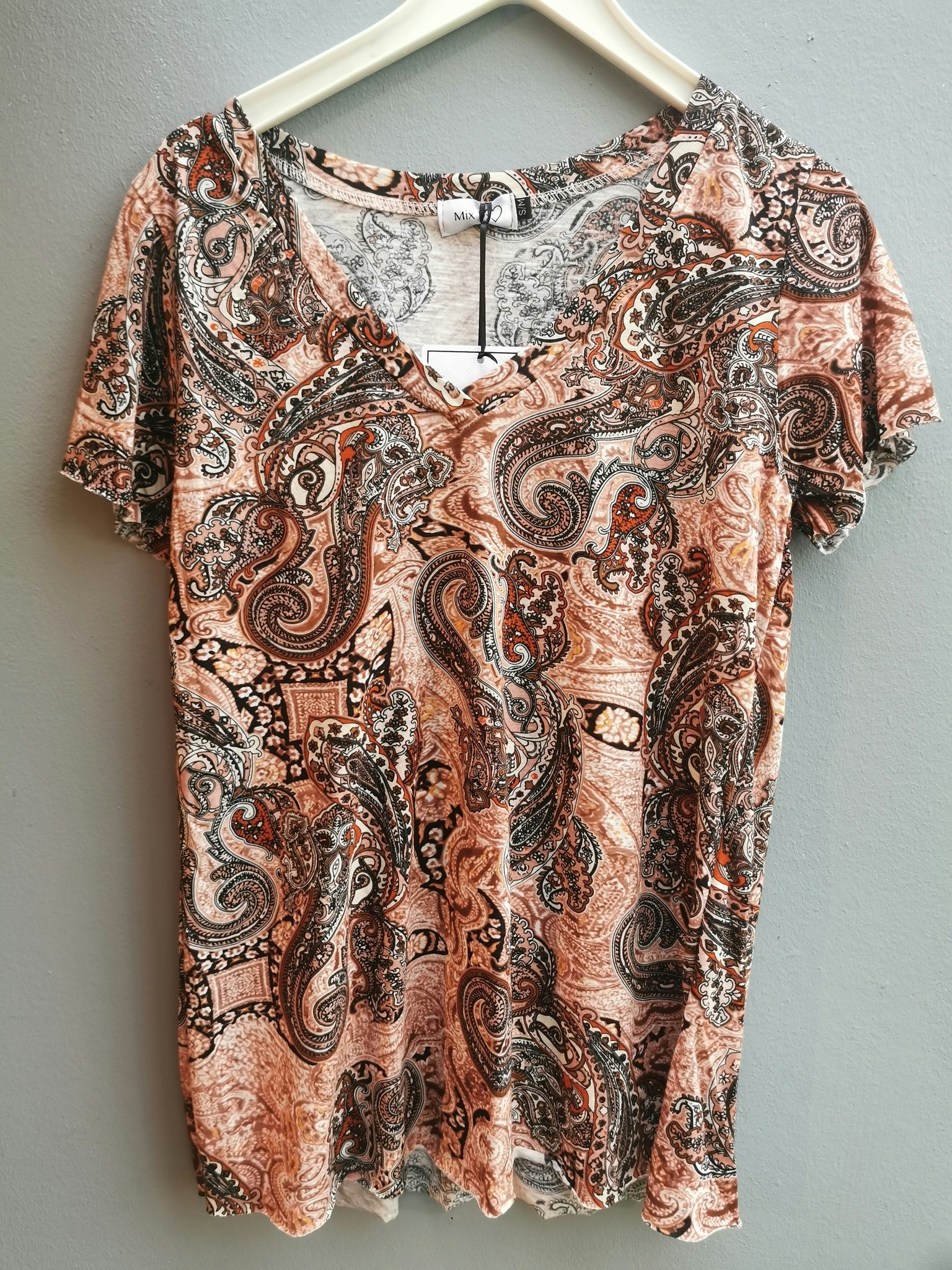 T-shirt med grönt el brunt paisley tryck