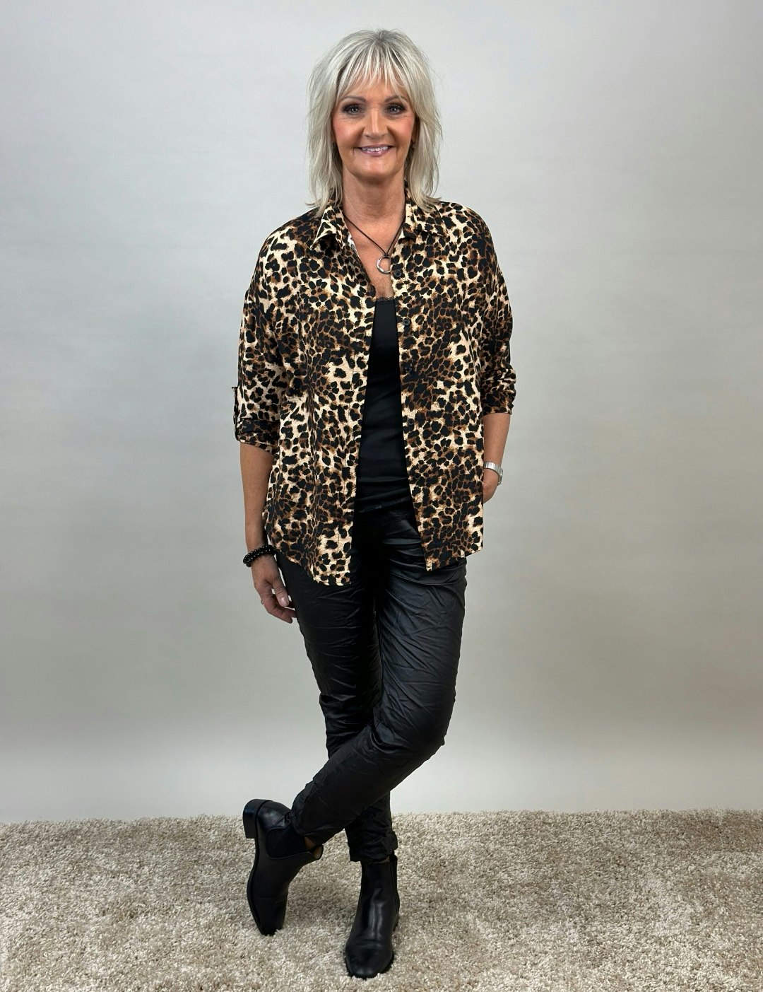 Snygg Viscose blus/skjorta i leomönster