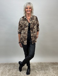 Snygg Viscose blus/skjorta i leomönster