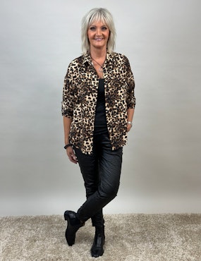 Snygg Viscose blus/skjorta i leomönster