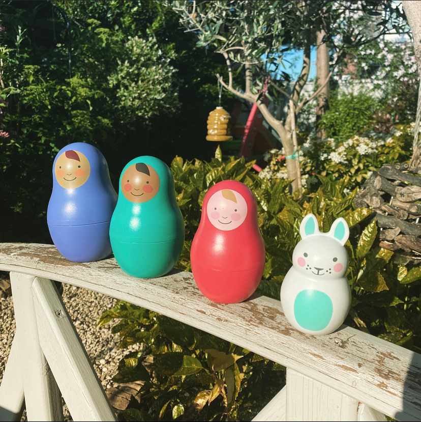 Rosa & Bo dockorna i Little Jewels har olika färger och en glad kaninskallra