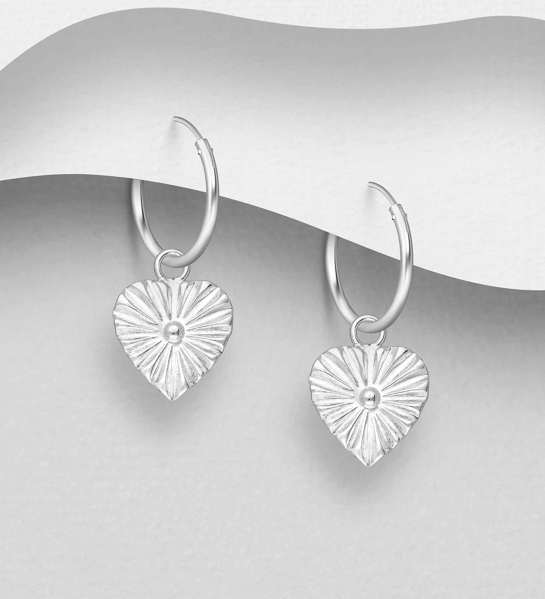 Silverörhängen Hoops med hängande, mönstrade silverhjärtan - Snygga & fina örhängen, ringar i äkta sterling silver