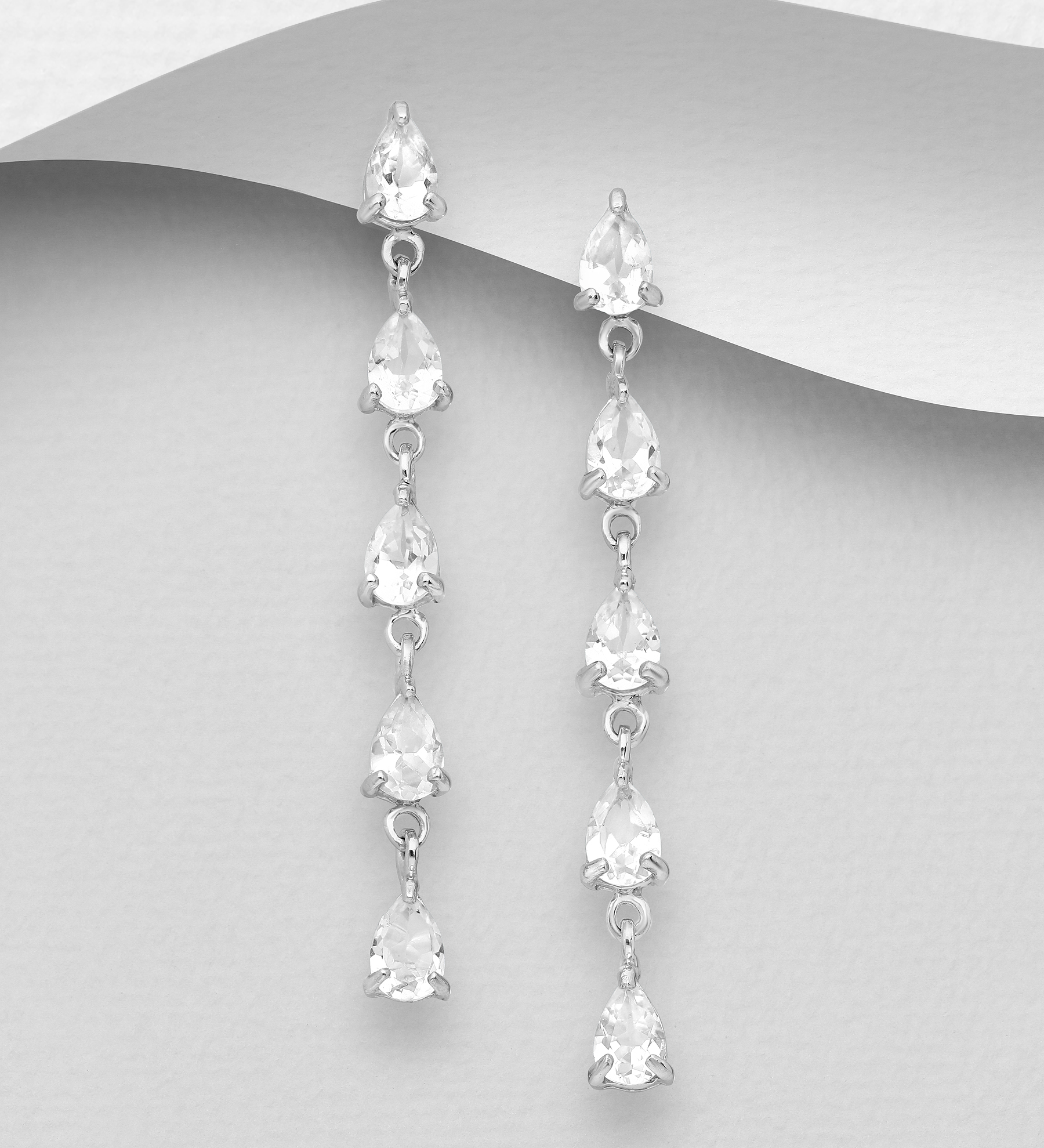 Silverörhängen vackra hängande med fem vita opaler