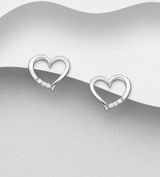 Silverörhängen Hjärtan i silver med tre cubic stenar