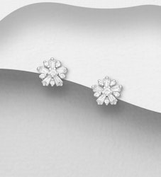 Silverörhängen studs - vackra Blommor av cubic zirkonia
