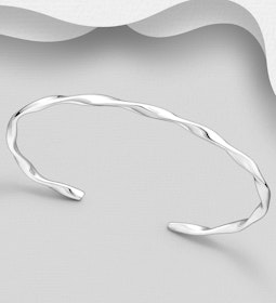 Stelt armband i vriden design - cuff armband i silver dam