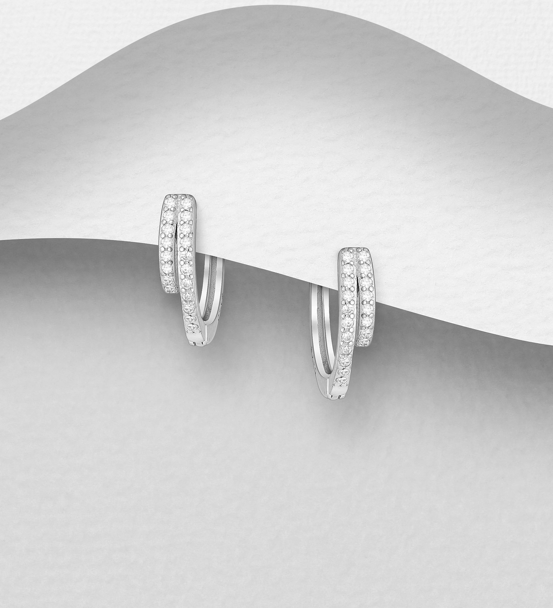 Silverörhängen - stilfull hoop med Cubic Zirkonia stenar