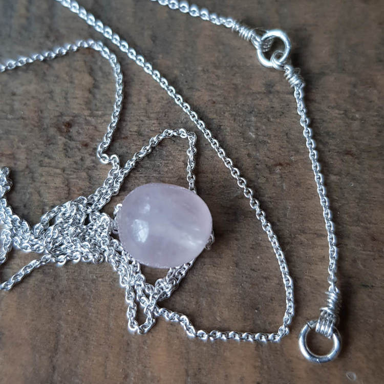silverhalsband Tiny pebbles rosenkvarts ljust rosa/vit nyans