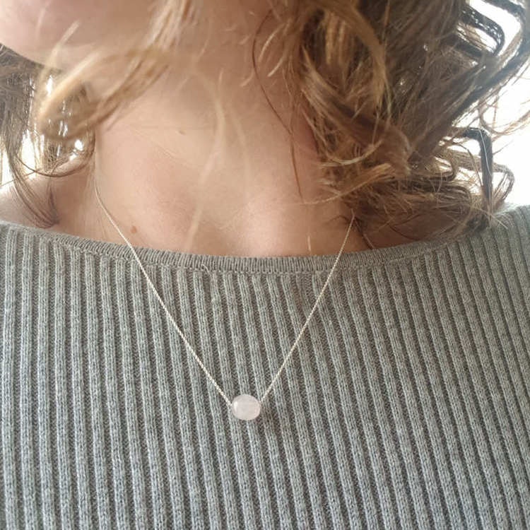 Silverhalsband Tiny pebbles rosenkvarts ljust rosa/vit nyans på person. Halsbandets längsta läge.