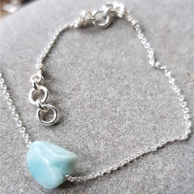 Silverarmband Tiny pebbles larimar. Silver och larimar