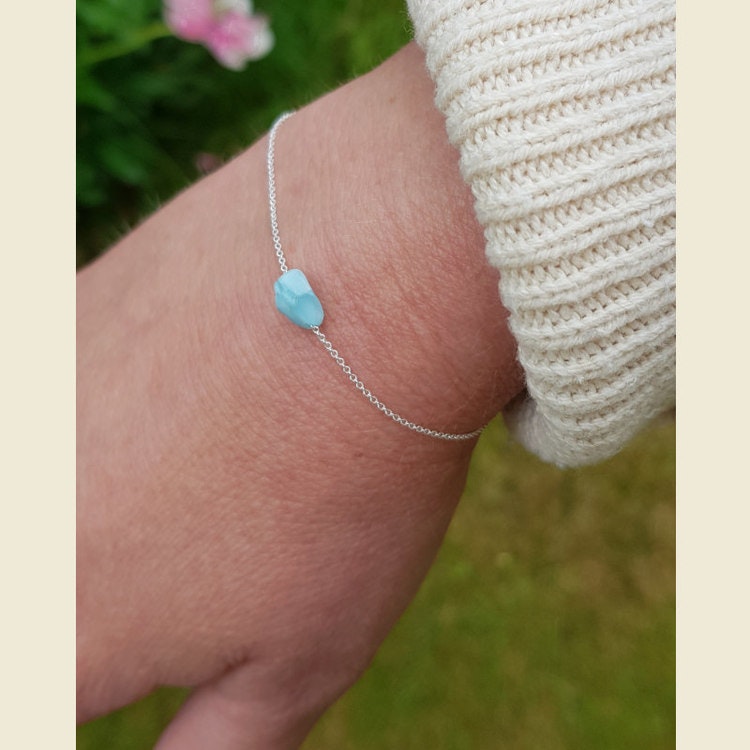 Silverarmband Tiny pebbles larimar på person.