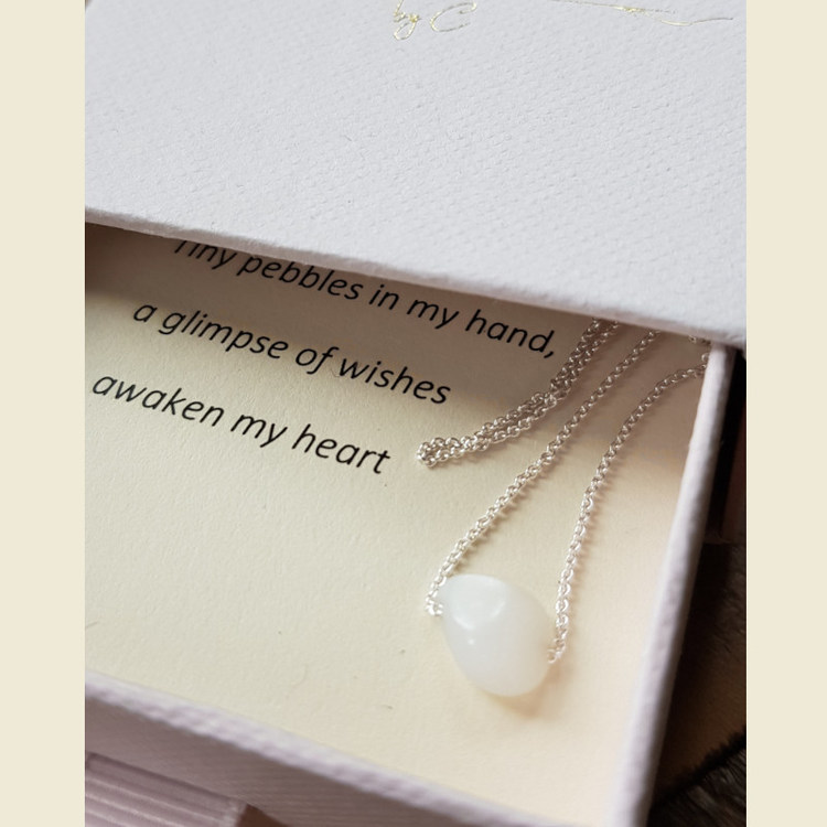 Silverhalsband Tiny pebbles vit månsten i smyckeask