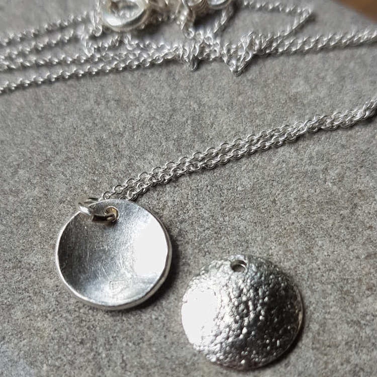 Silverhalsband La Luna grace, visar baksida och framsida på hänge