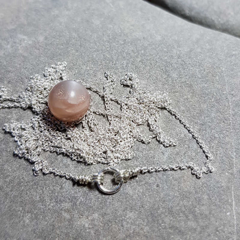 Silverhalsband Sweet simplicity månsten long, närbild fäste