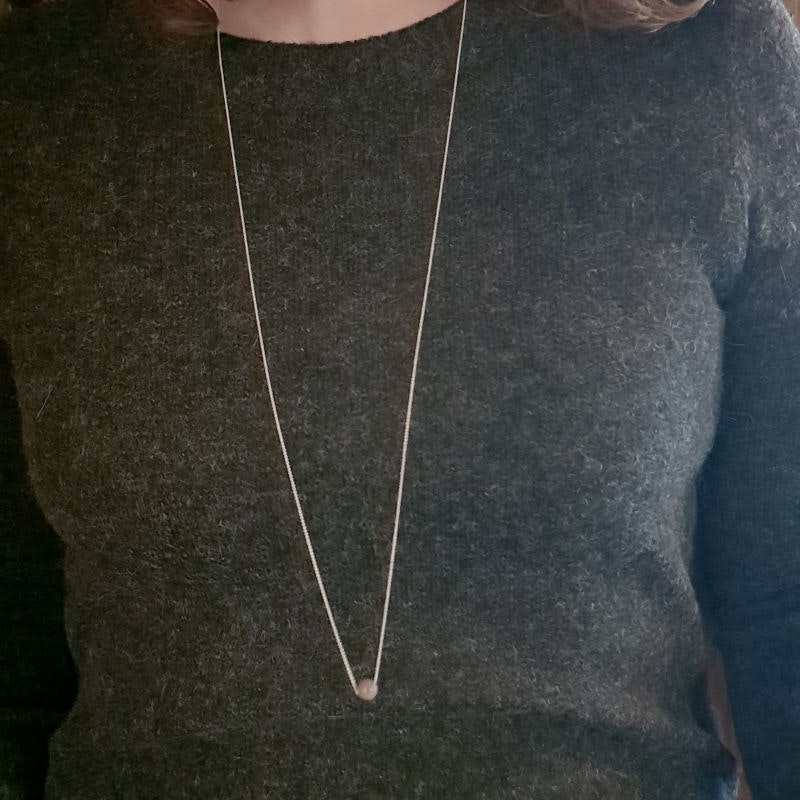 Silverhalsband Sweet simplicity månsten long på person