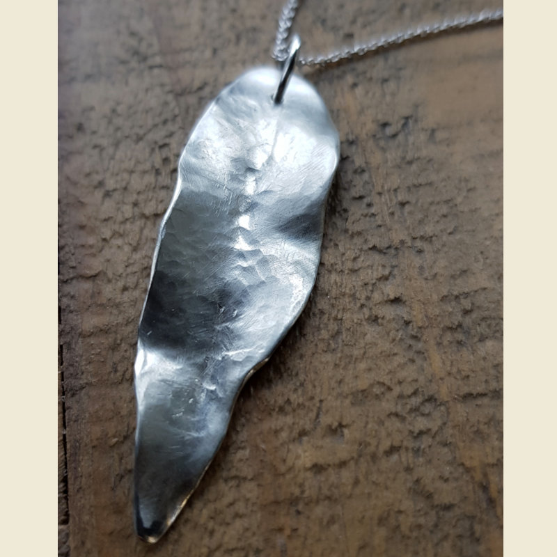 Silverhalsband Flow of nature, närbild handgjort silverhänge.