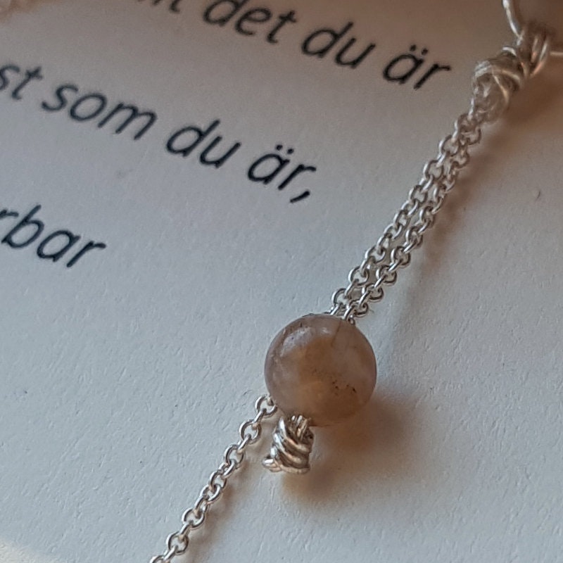 Silverhalsband Drops of love beige/brun agat detaljbild pärla