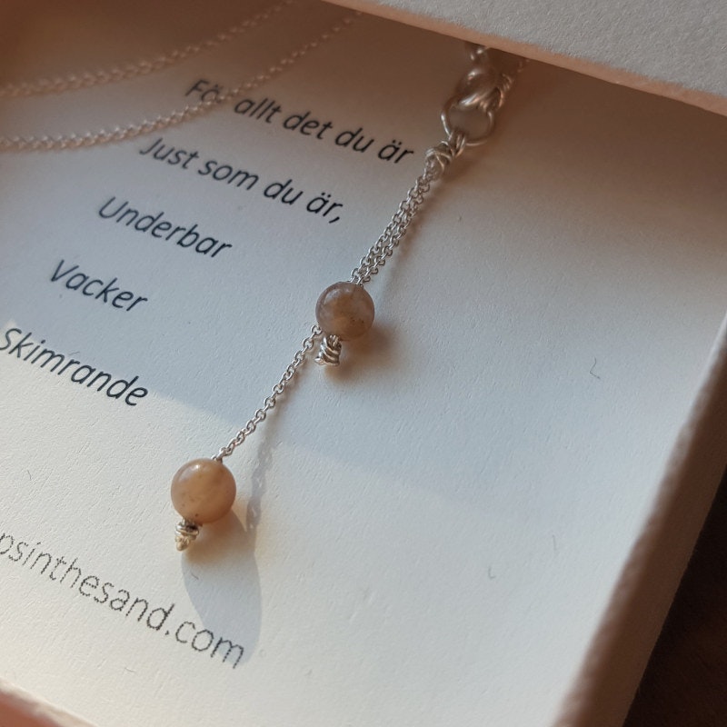 silverhalsband Drops of love beige/brun agat i smyckeask