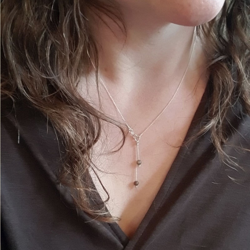 Silverhalsband Drops of love på person, exempelbild