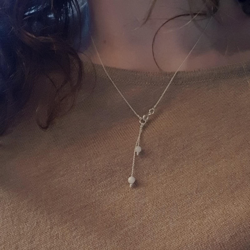 Silverhalsband Drops of love på person, exempelbild
