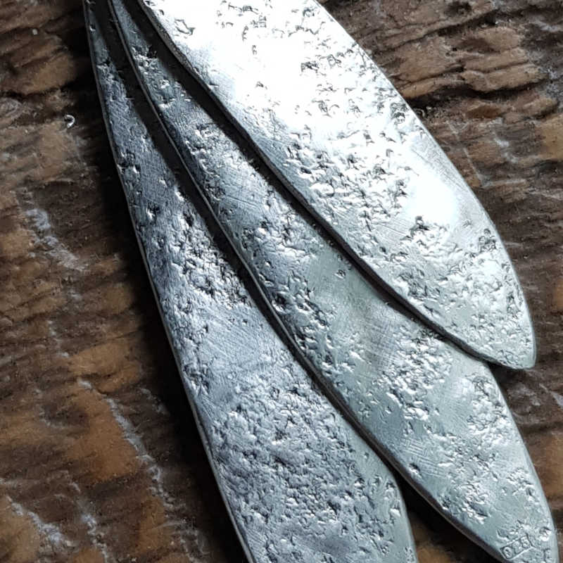 Yogahalsband silverblad, närbild silverhänge