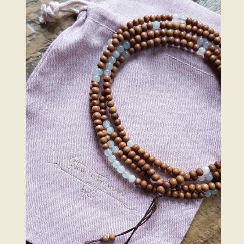 Exempelbild. Varje halsband skickas i vacker smyckespåse av eco-bomull. På bild: halsband Lazy Days ljus sandelträ & månsten.