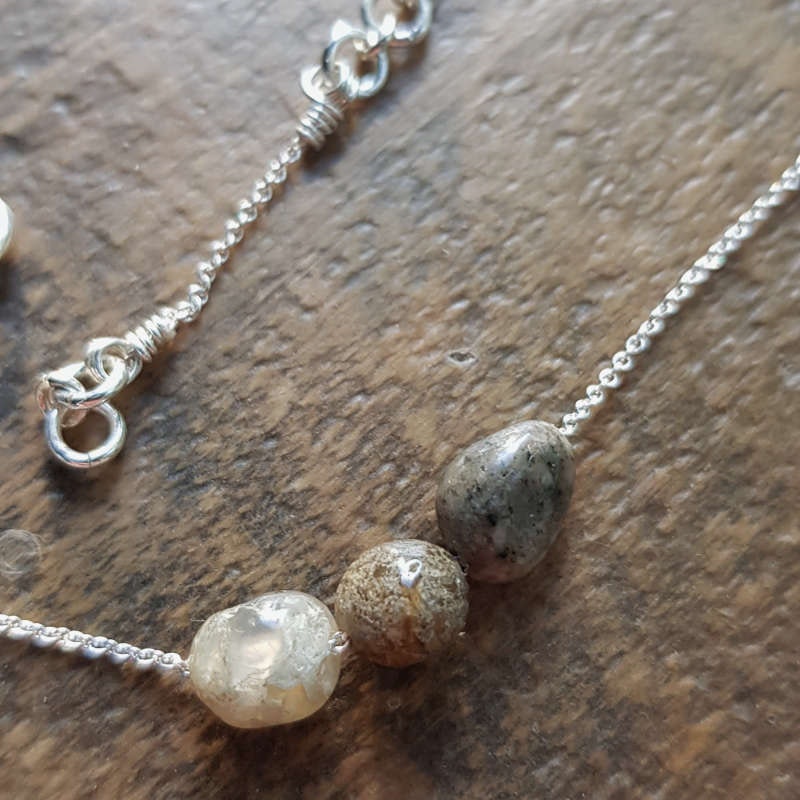 Silversmycke Tiny pebbles agat jordiga nyanser, detaljbild