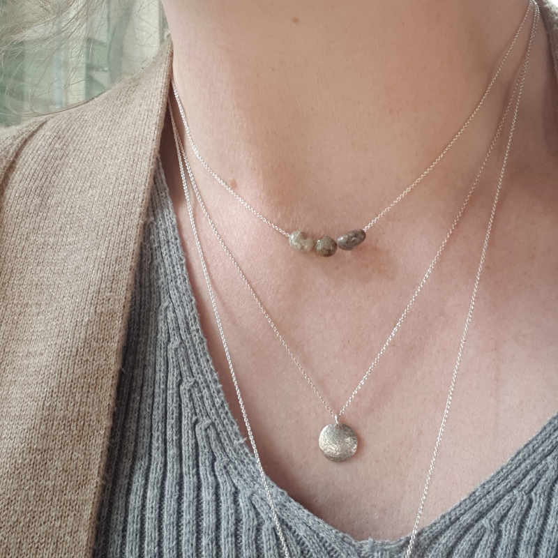 Exempelbild. Silversmycke Tiny pebbles jordig agat som halsband tillsammans med silverhalsband La Luna grace på person