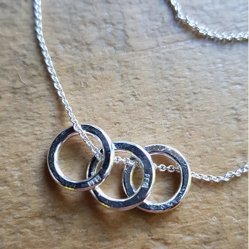 Silverhalsband Connected, detaljbild silverhänge